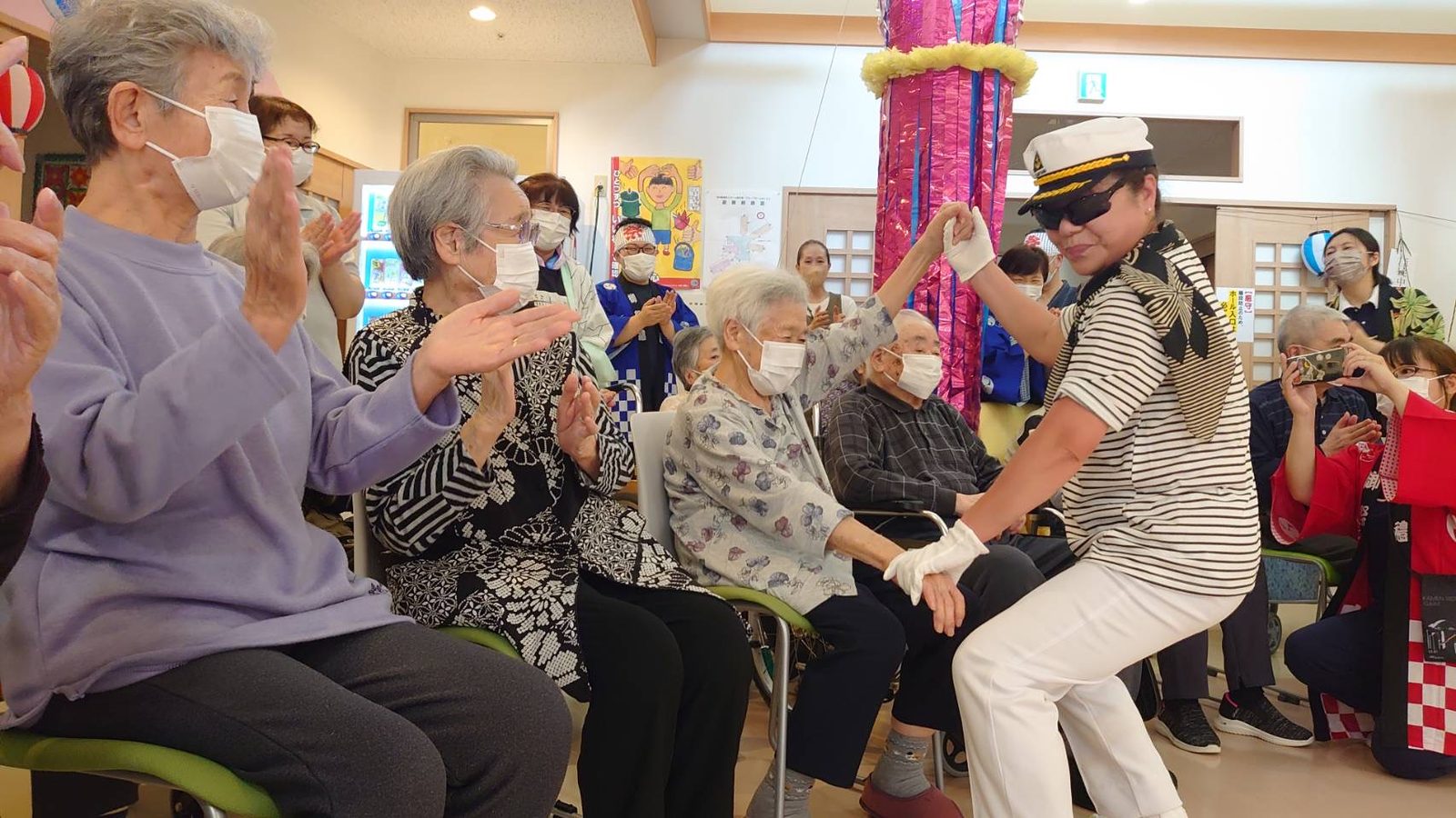 夏祭り 手を取り合って踊るひととき