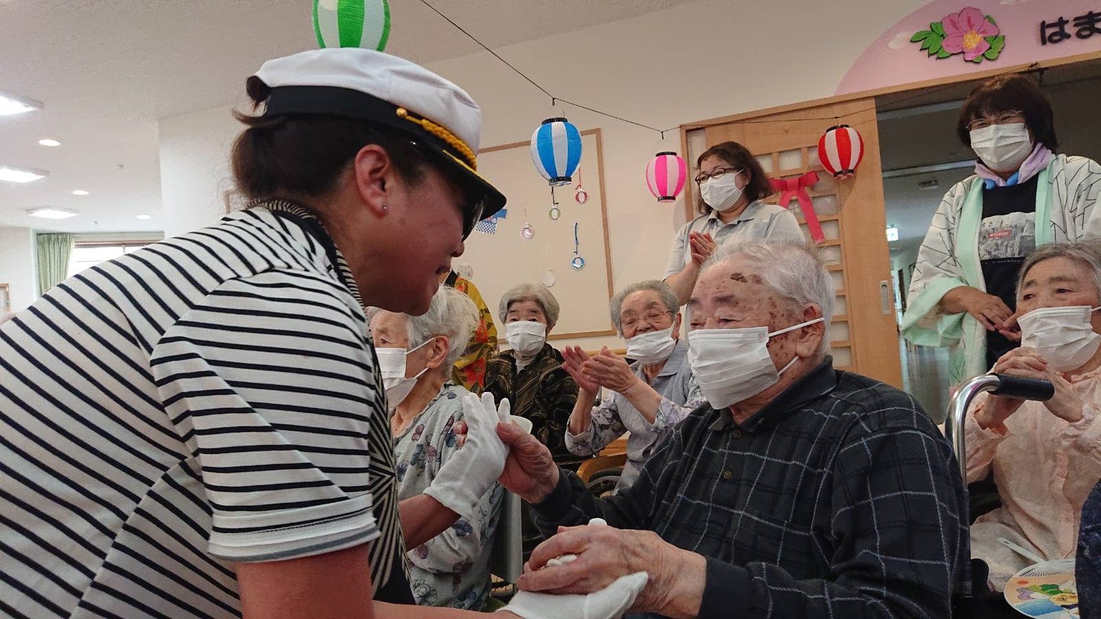 夏祭り 出演者と握手を交わす利用者様