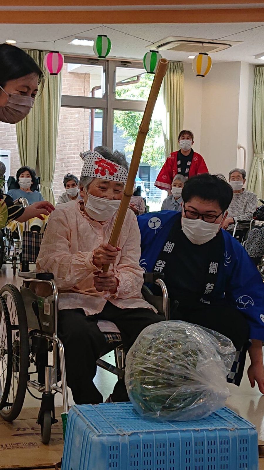 夏祭り 鉢巻を締めてスイカ割り
